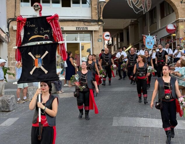 Imagen: Filà Pirates en la Ofrenda de les filaes de Moros i Cristians a Sant Jaume 2026