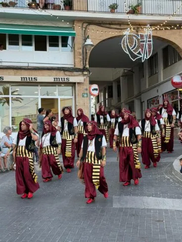 Ofrenda de les filaes de Moros i Cristians a Sant Jaume 2026 (16)