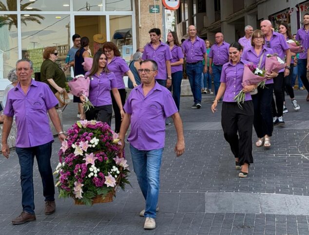 Imagen: Cofradía del Nazareno en la Ofrenda de les filaes de Moros i Cristians a Sant Jaume 2026