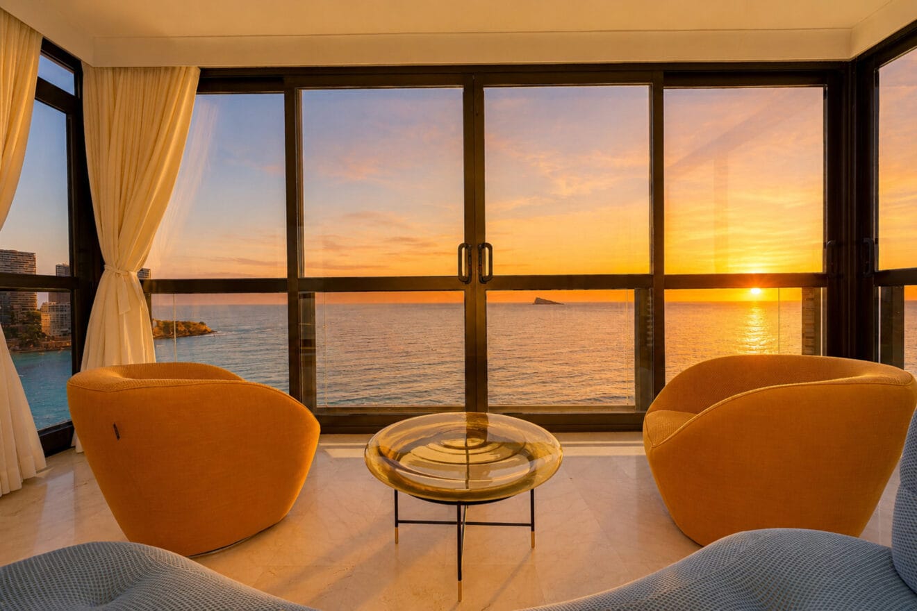PANORAMA LEVANTE · THE MEDITERRANEAN AT YOUR FEET IN BENIDORM  BEACHFRONT SANDY SHORELINE www.costa-houses.com