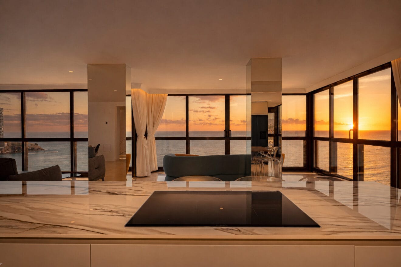 PANORAMA LEVANTE · THE MEDITERRANEAN AT YOUR FEET IN BENIDORM  BEACHFRONT SANDY SHORELINE www.costa-houses.com2