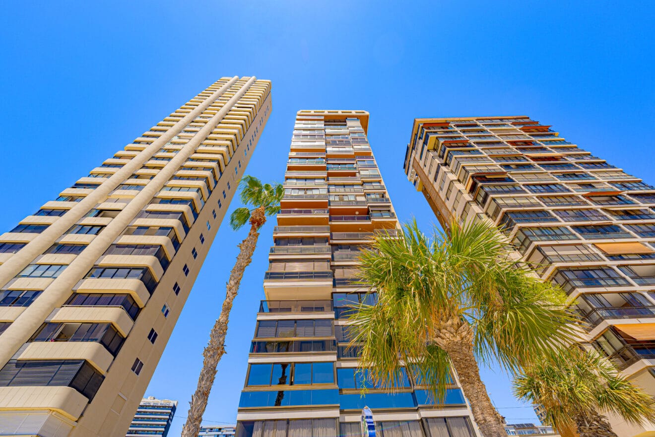 PANORAMA LEVANTE · THE MEDITERRANEAN AT YOUR FEET IN BENIDORM  BEACHFRONT SANDY SHORELINE www.costa-houses.com4