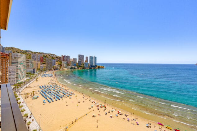 Imagen: PANORAMA LEVANTE · THE MEDITERRANEAN AT YOUR FEET IN BENIDORM BEACHFRONT SANDY SHORELINE www.costa-houses.com5