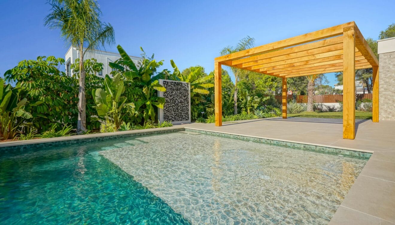 Piscina de agua salada estilo Bali de 13 x 5 metros