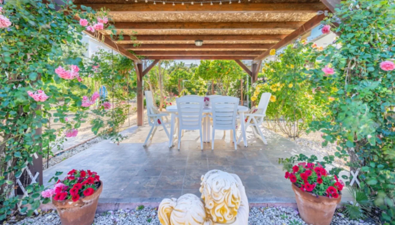 piscina privada rodeada de espacio para relajarse al sol