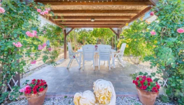 piscina privada rodeada de espacio para relajarse al sol