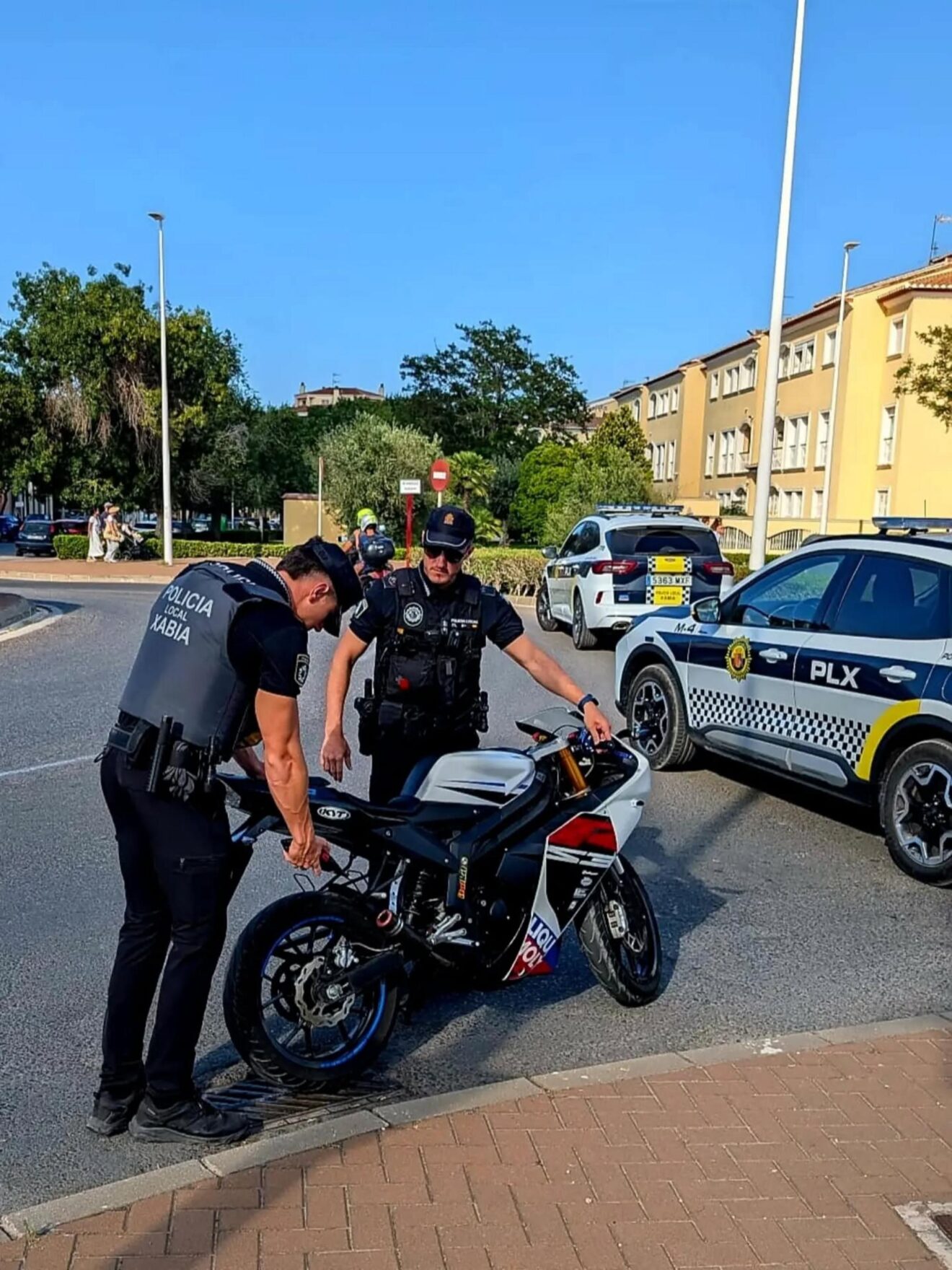 Agentes de la Policía Local de Xàbia inspeccionan una motocicleta