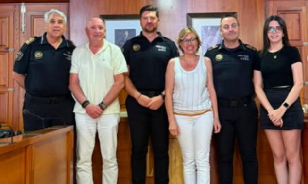 Imagen: Foto de grupo con policías locales y autoridades de Xàbia.
