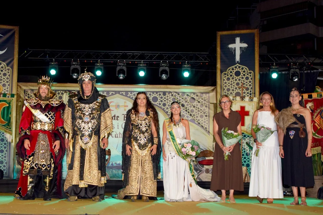 Cargos festeros y autoridades en la presentación de Moros i Cristians Xàbia 2026