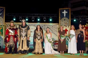 Cargos festeros y autoridades en la presentación de Moros i Cristians Xàbia 2026