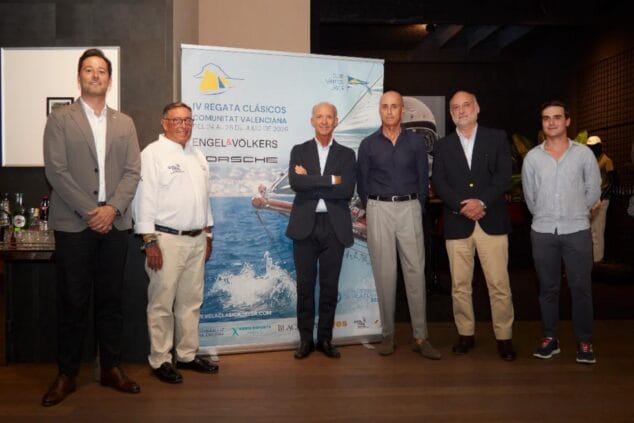 Imagen: Asistentes a la presentación de la IV Regata Clásicos CN Jávea frente al cartel del evento.