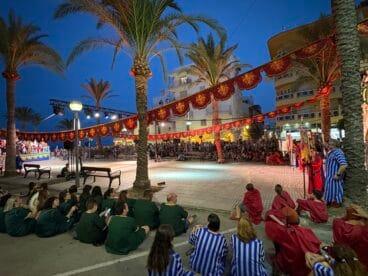 Público y filaes en la recreación histórica de la Reconquista en las fiestas de Moros i Cristians de Xàbia