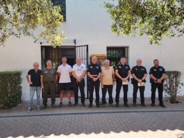 Grupo de agentes de policía y medioambientales posan juntos tras una reunión de coordinación.