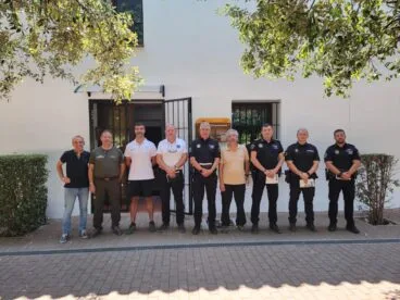 Grupo de agentes de policía y medioambientales posan juntos tras una reunión de coordinación.