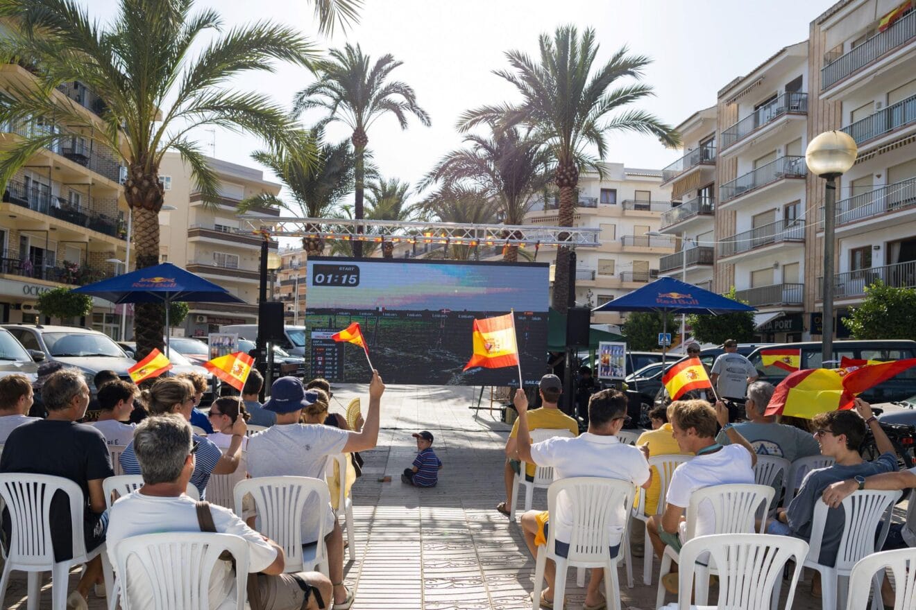 Público siguiendo la SailGP en Xàbia