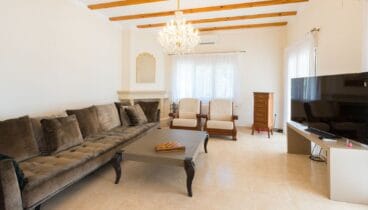 Salón con chimenea y televisión