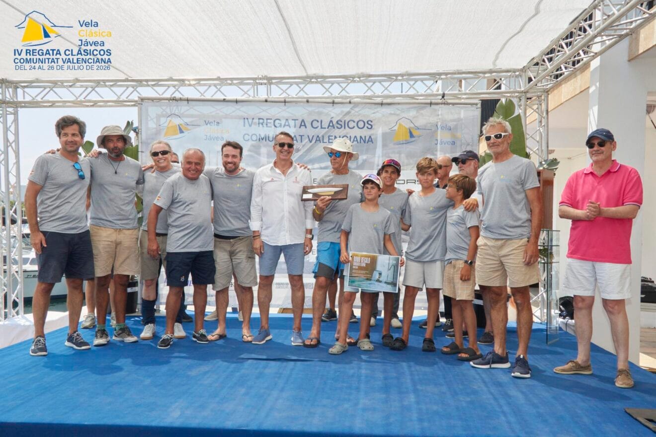 Entrega de trofeos a la tripulación del Sea Lion