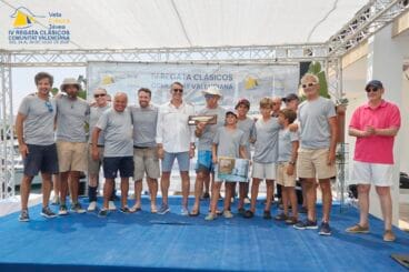 Entrega de trofeos a la tripulación del Sea Lion