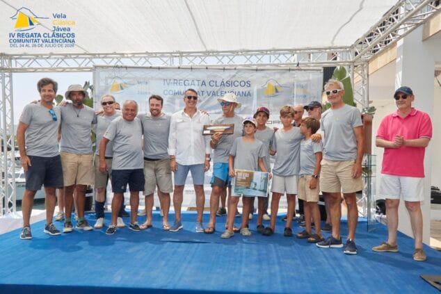 Imagen: Tripulación del barco Sea Lion posa con el trofeo en la entrega de premios de la IV Regata Clásicos de la Comunitat Valenciana.