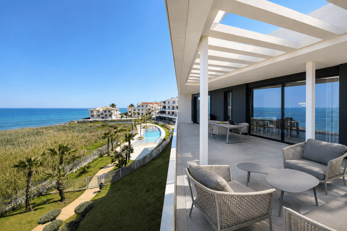 SEAFRONT PENTHOUSE ON THE FIRST LINE OF A SANDY BEACH IN DENIA www.costa-houses.com