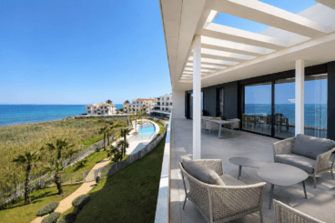 SEAFRONT PENTHOUSE ON THE FIRST LINE OF A SANDY BEACH IN DENIA www.costa-houses.com