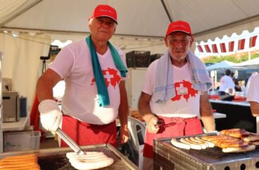 Stand de Suiza elaborando su plato típico
