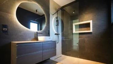 Tres dormitorios, tres baños en suite y un aseo de cortesía