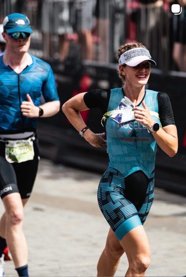 Imagen: Fotografía de una triatleta sonriendo mientras corre durante la prueba de Ironman de Vitoria.