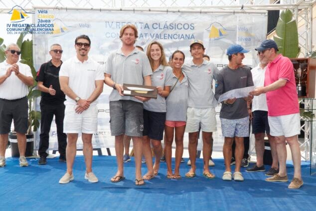 Imagen: La tripulación del Alitan 3 recoge el trofeo de ganadores en la IV Regata Clásicos de la Comunitat Valenciana.