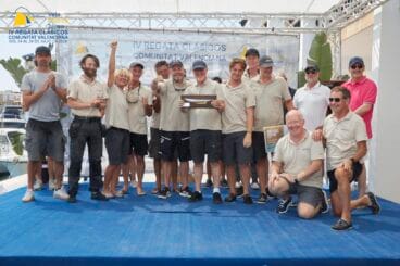 La tripulación del Argyll celebra su victoria en la categoría Época
