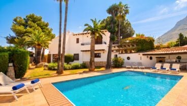 Un paraíso exterior con piscina