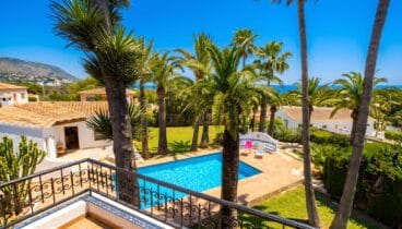 Un paraíso exterior con vistas al Montgó y al mar