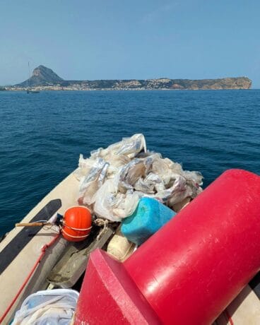 Una embarcación para mantener limpias las calas de difícil acceso