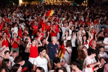 Vecinos de la Marina Alta en la celebración del pase de España a la siguiente fase del Mundial