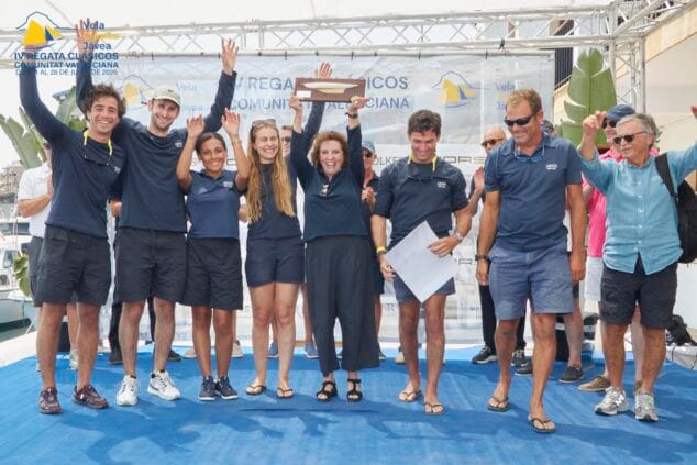 Imagen: La tripulación del Argos celebra su victoria en la regata.