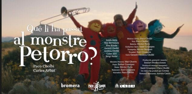 Imagen: Paco Cholbi y personajes disfrazados en una imagen promocional del videoclip 'El Monstre Petorro' en Xàbia.