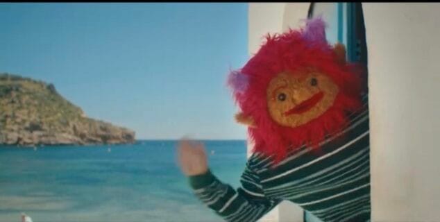 Imagen: El personaje El Monstre Petorro saludando en una escena de su videoclip en la costa de Xàbia.