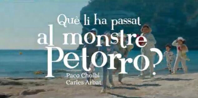 Imagen promocional del videoclip "Què li ha passat al monstre Petorro?", grabado en Xàbia con varios niños.