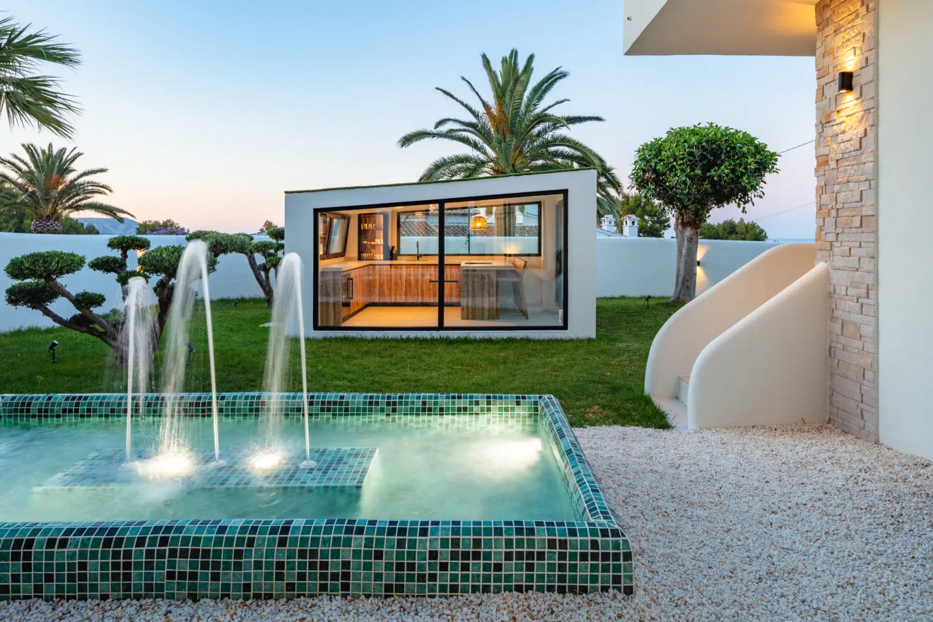 VILLA NADALETA · LUZ, MAR Y CALMA MEDITERRANEA EN JAVEA www.costa-houses.com fuente