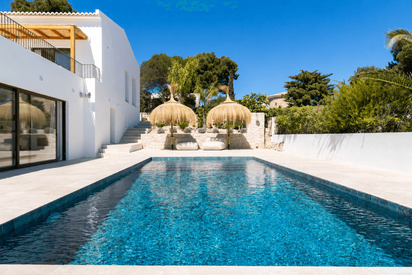 VILLA SILENZIA · LUZ, MAR Y ENERGIA PROPIA EN JAVEA ALICANTE www.costa-houses.com piscina