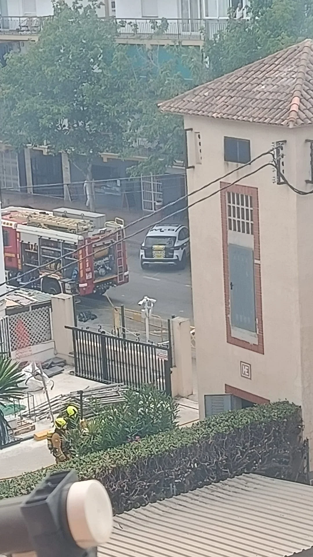 Bomberos realizando las labores de extinción