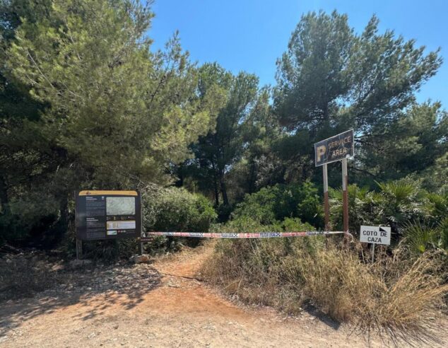 Imagen: Cinta de la Policía Local de Xàbia cerrando el acceso a un camino forestal con señales de área de servicio y coto de caza.