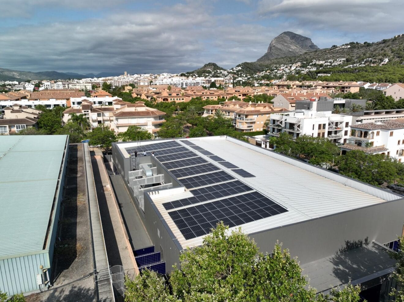 Instalación fotovoltaica en la piscina municipal de Xàbia