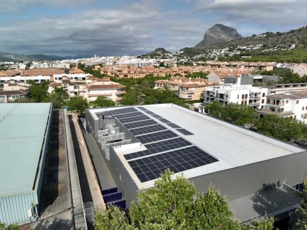 Imagen: Vista aérea de la cubierta del edificio de la piscina municipal de Xàbia con una instalación de paneles solares fotovoltaicos.