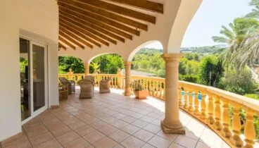 1.371 m² con jardín arbolado