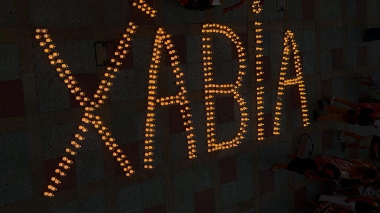 16.000 velas iluminaron el centro histórico de Xàbia (3)