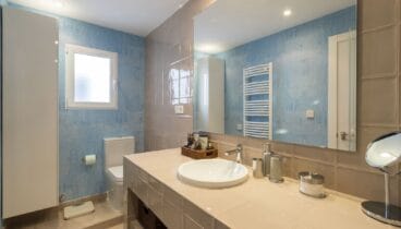 3 baños completos, uno de ellos integrado en suite