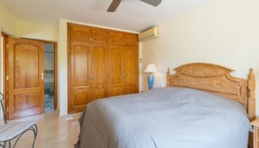 4 habitaciones, incluyendo la suite principal y el apartamento independiente