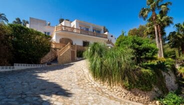 A poca distancia de la Cala del Portixol