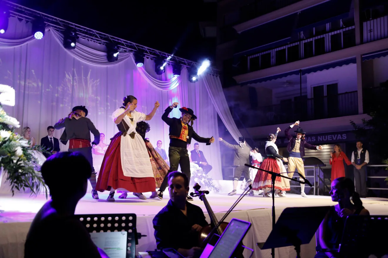 El Grup de Danses del Portitxol actuando en el acto de presentación de Fiestas de Loreto 2026